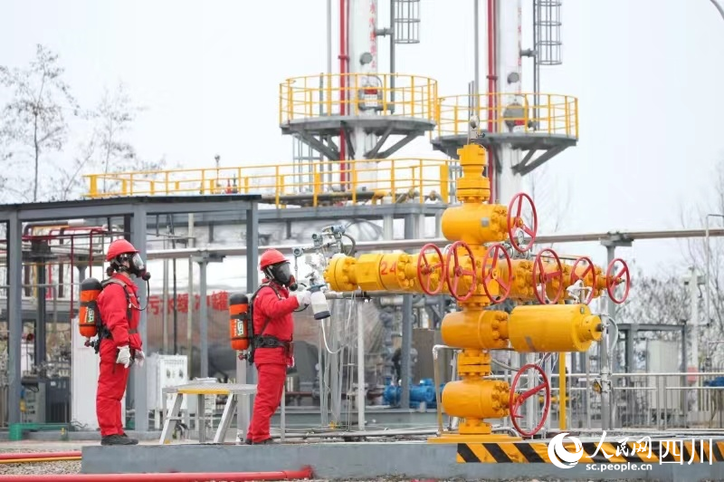 元壩氣田員工檢查生產井運行。袁鵬攝