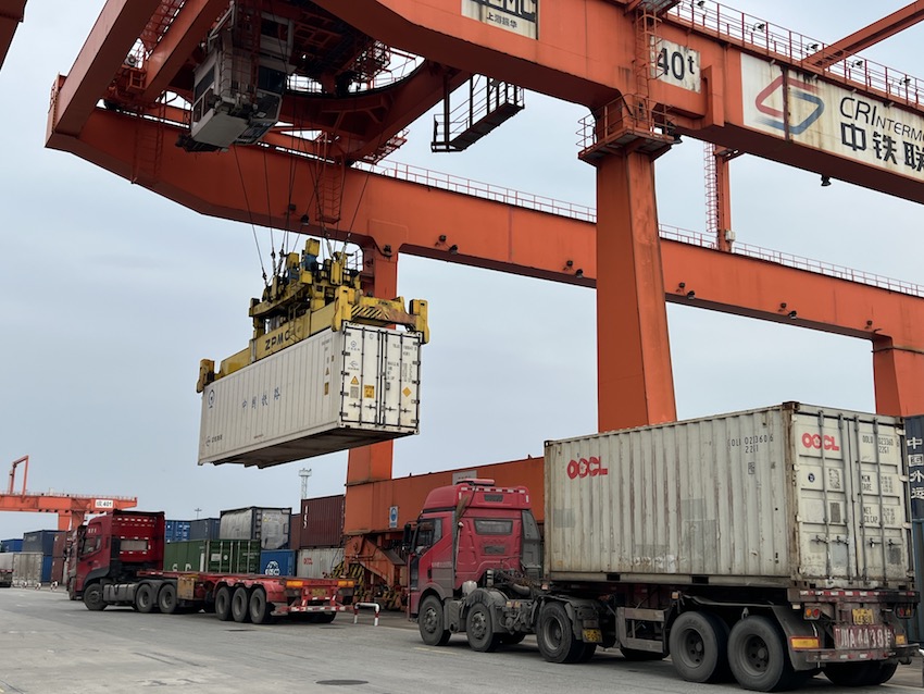 貨物裝卸。蜀道集團供圖