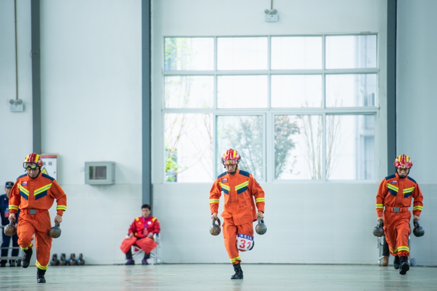 消防員正在進行5x40米搬運重物折返比賽。南充市消防救援支隊供圖