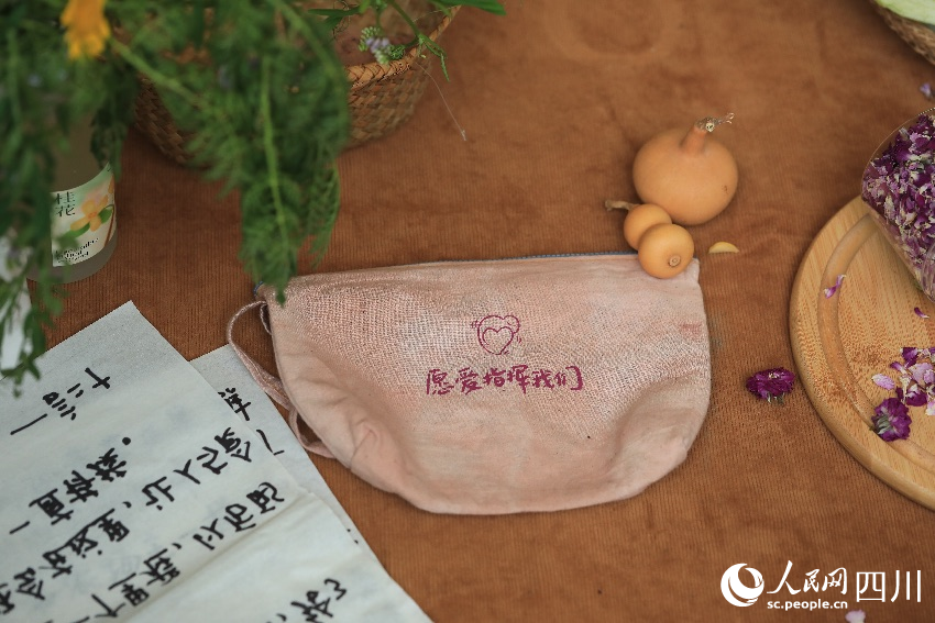 “成都生活市集”一角。人民網記者 朱虹攝