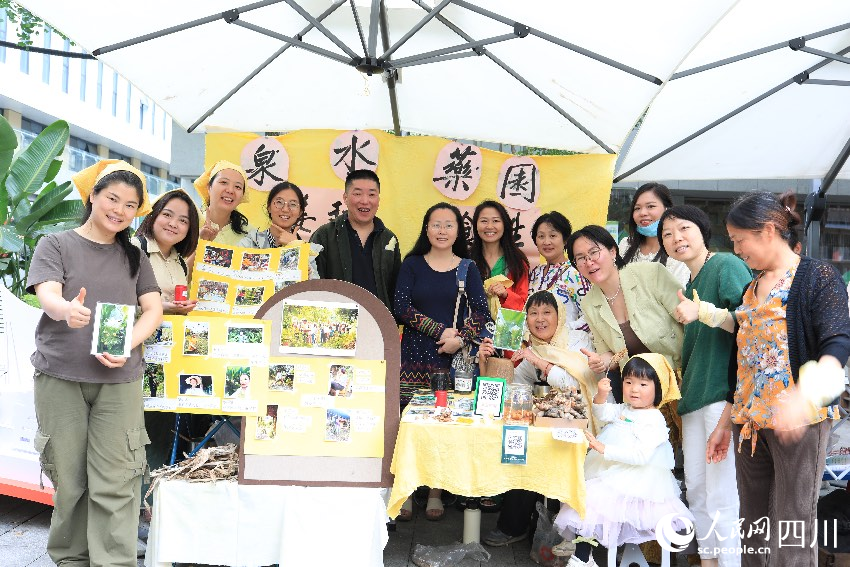 熱鬧的“成都生活市集”。人民網記者 朱虹攝