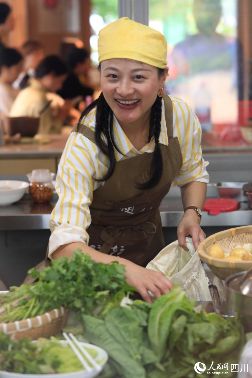 市集上的年輕人。人民網記者 朱虹攝