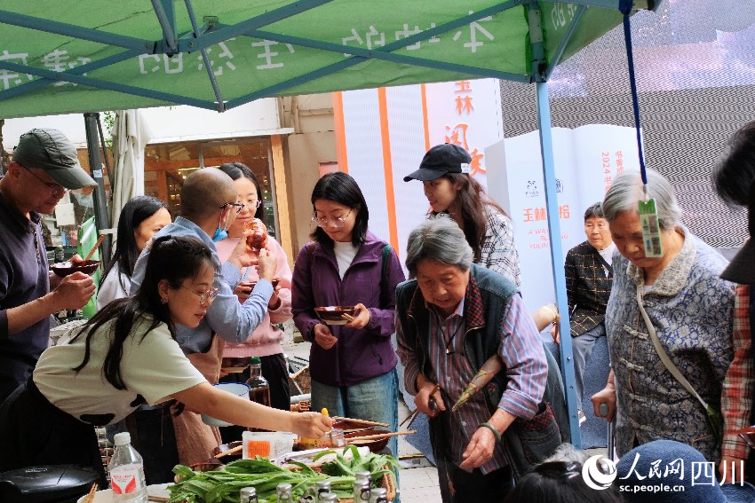 熱鬧的“成都生活市集”。人民網記者 朱虹攝