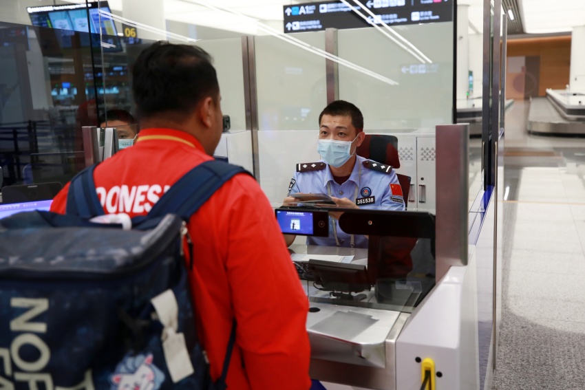 湯尤杯決賽涉賽會人員正在排隊過關。成都出入境邊防檢查站供圖