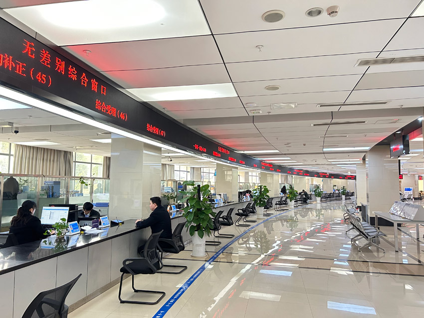 蒼溪縣政務服務大廳辦公窗口。蒼溪縣行政審批局供圖