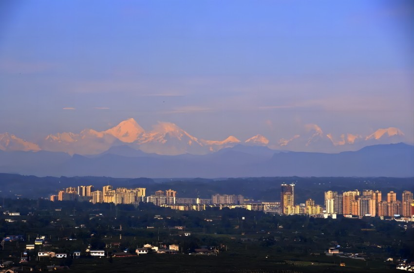 在蒲江城區，常年都可以眺望雪山。蒲江縣委宣傳部供圖