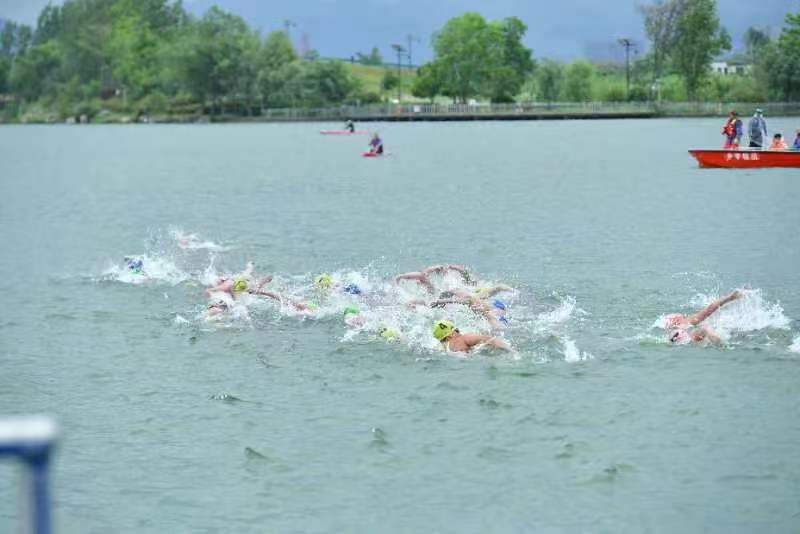 鐵人三項比賽現場。金堂縣融媒體中心供圖