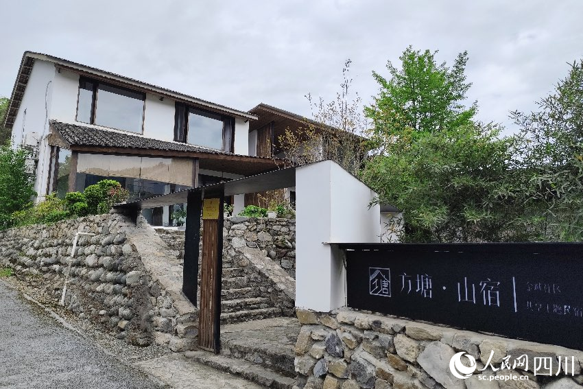 “方塘·山宿”由村民的閑置房屋經過改造后運營，一樓用于自住，二樓作為“共享民宿”對外開放。人民網記者 朱虹攝