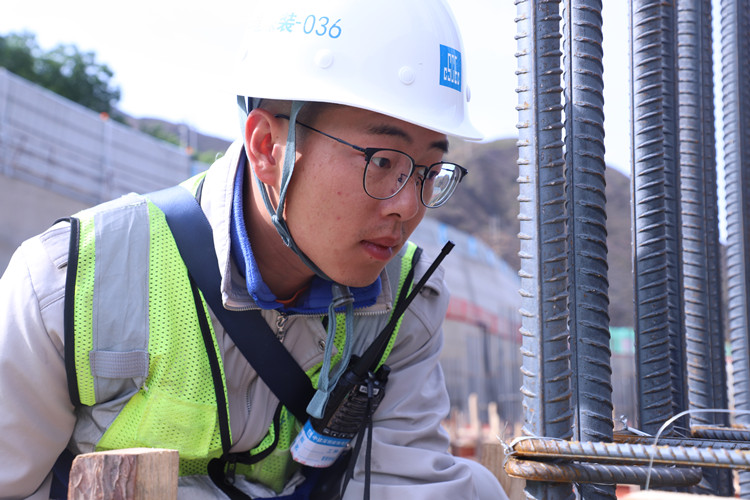 管理人員檢查質量。中建深裝西南公司供圖