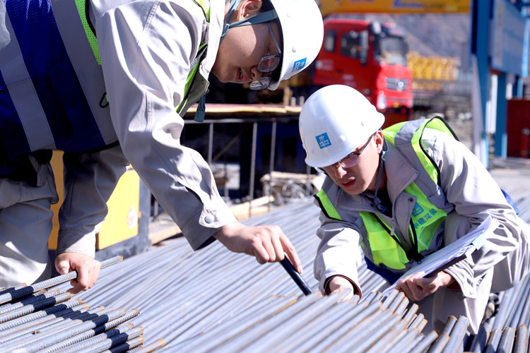 管理人員驗收材料。中建深裝西南公司供圖