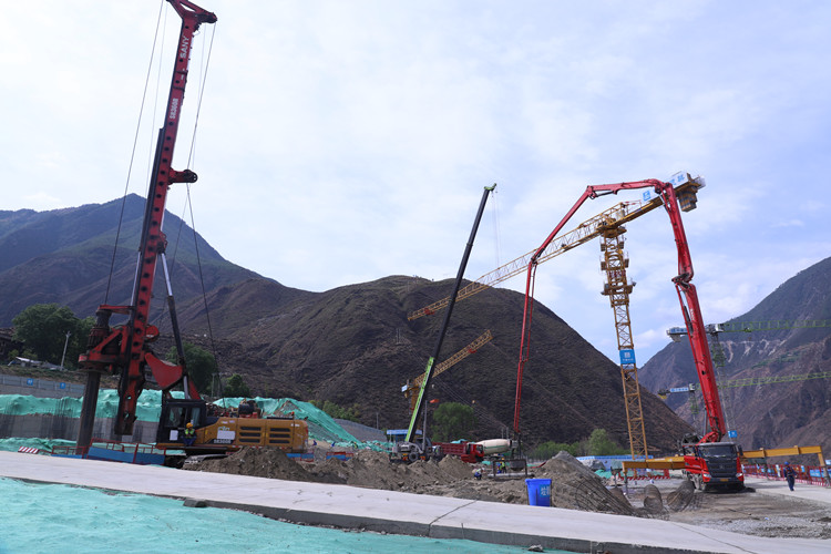 設備作業。中建深裝西南公司供圖