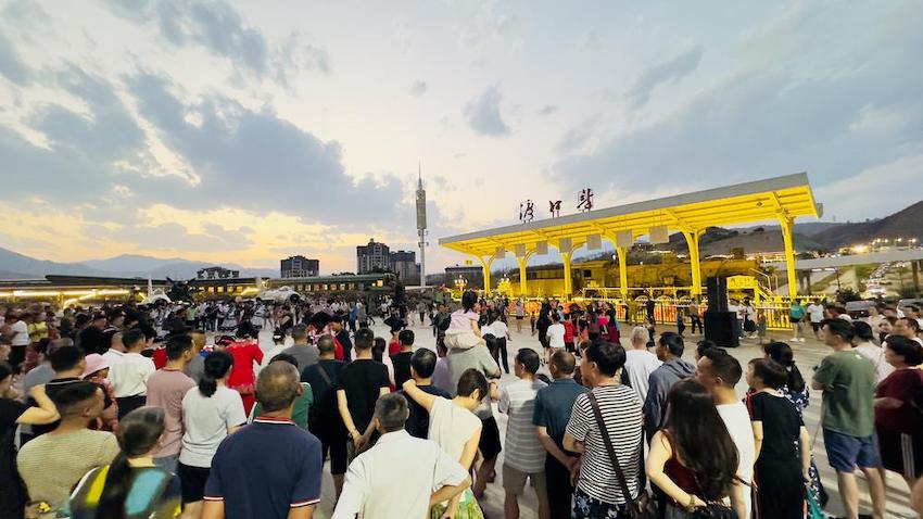 游客駐足觀賞。鹽邊縣委宣傳部供圖