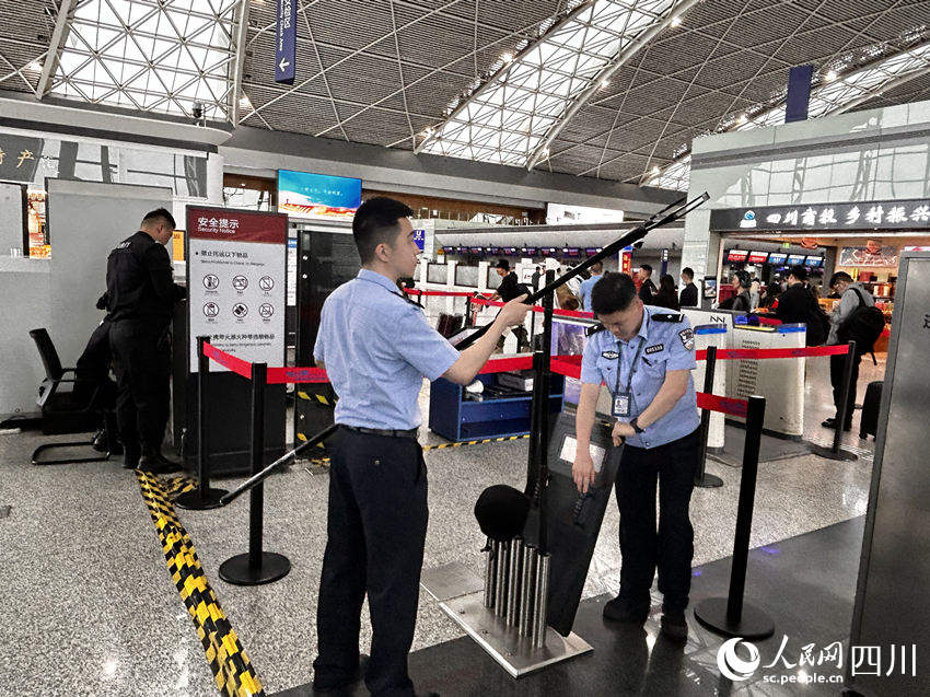 民警對安全設施進行檢查。人民網 彭茜攝