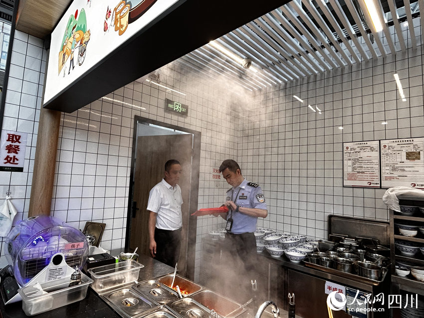民警在機場餐飲店檢查消防器材。人民網 彭茜攝