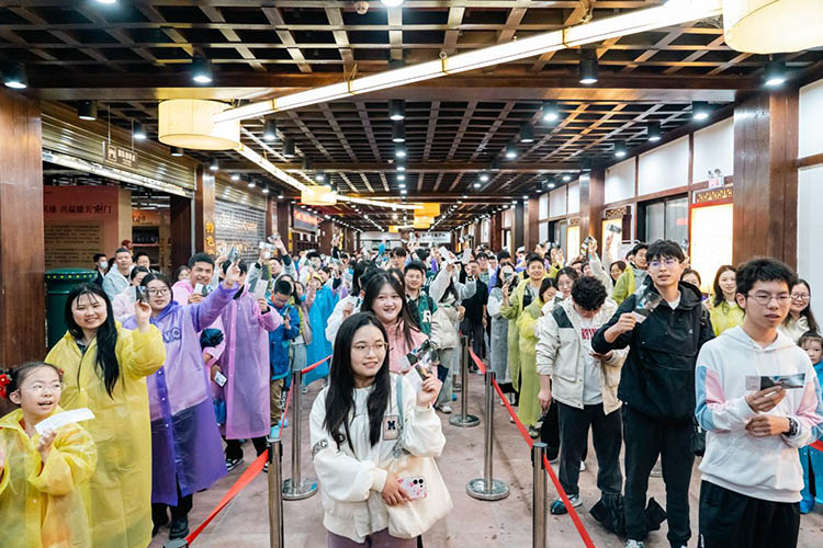 游客挑戰背誦《蜀道難》。劍閣縣委宣傳部供圖