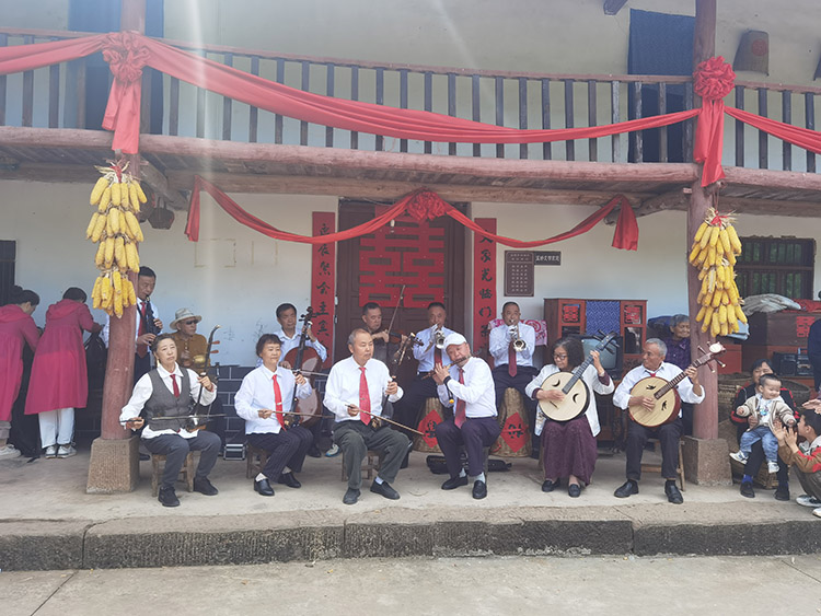 迎親民樂隊。張文良供圖