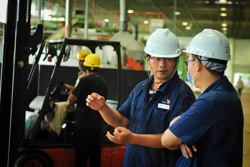 四川中煙成都卷煙廠制絲車間主任、高級工程師孫常榮正在生產車間和團隊成員商討技術問題。四川中煙工業有限責任公司供圖