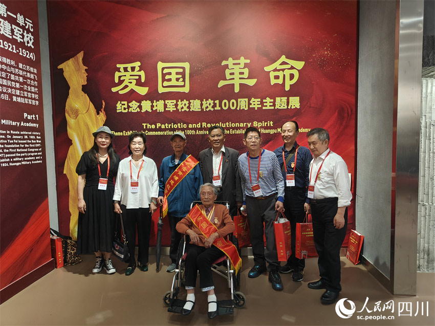 陪同黃埔老兵合影。人民網記者 劉海天攝