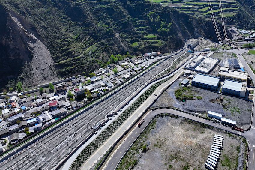 俯瞰隧道。成蘭鐵路公司供圖