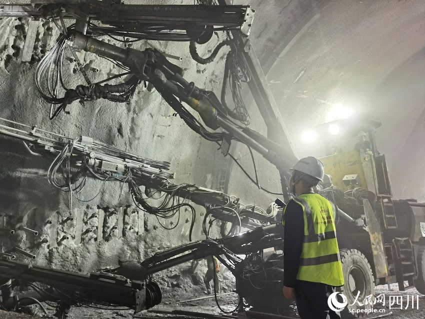 施工人員正在進行貫通最后的施工。人民網記者 郭瑩攝