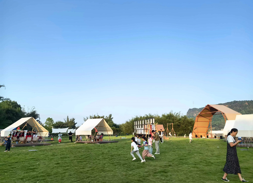 市民在“蔗有風”江畔自然營地露營。許亞琴攝