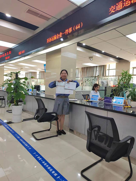 李女生展示領到的道路運輸經營許可證及道路運輸證。蒼溪縣融媒體中心供圖