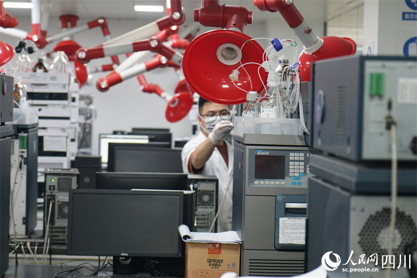 工作人員正在進行檢測工作。人民網記者 郝帥攝