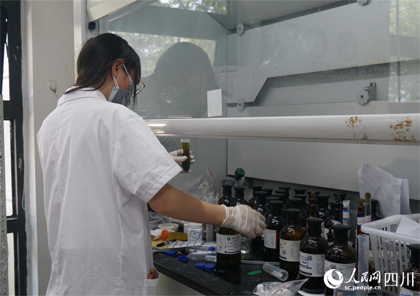 工作人員正在進行檢測工作。人民網記者 郝帥攝