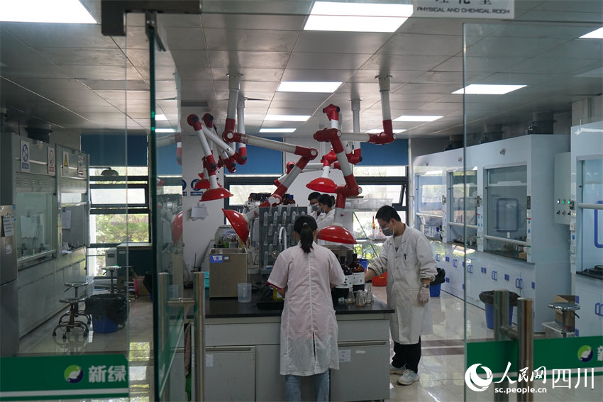 工作人員正在進行檢測工作。人民網記者 郝帥攝