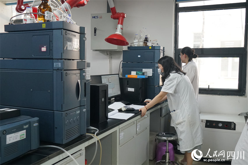 工作人員正在進行檢測工作。人民網記者 郝帥攝