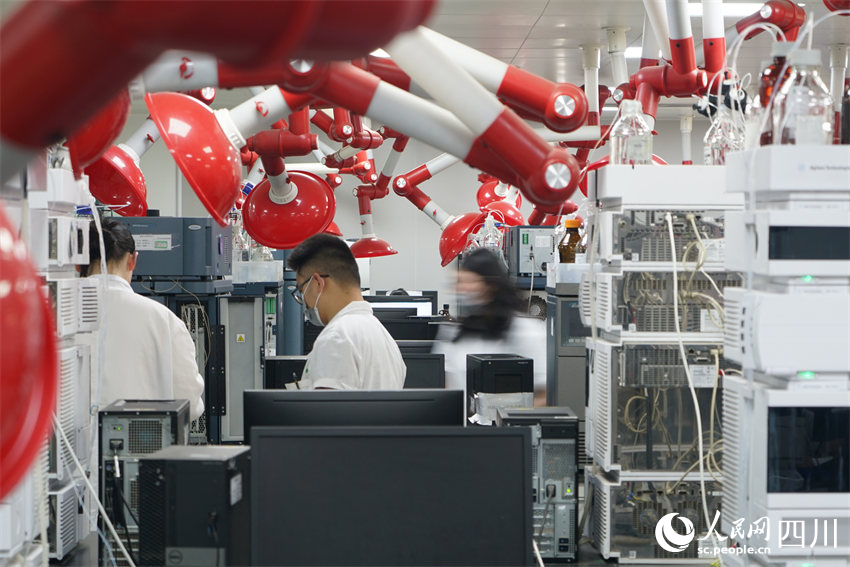 工作人員正在進行檢測工作。人民網記者 郝帥攝