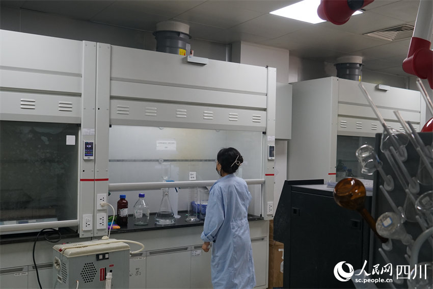 工作人員正在進行重金屬檢測工作。人民網記者 郝帥攝