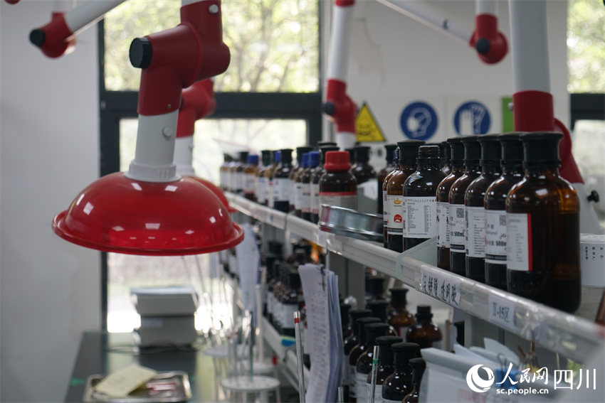 研究中心實驗室實驗藥品擺放整齊。人民網記者 郝帥攝