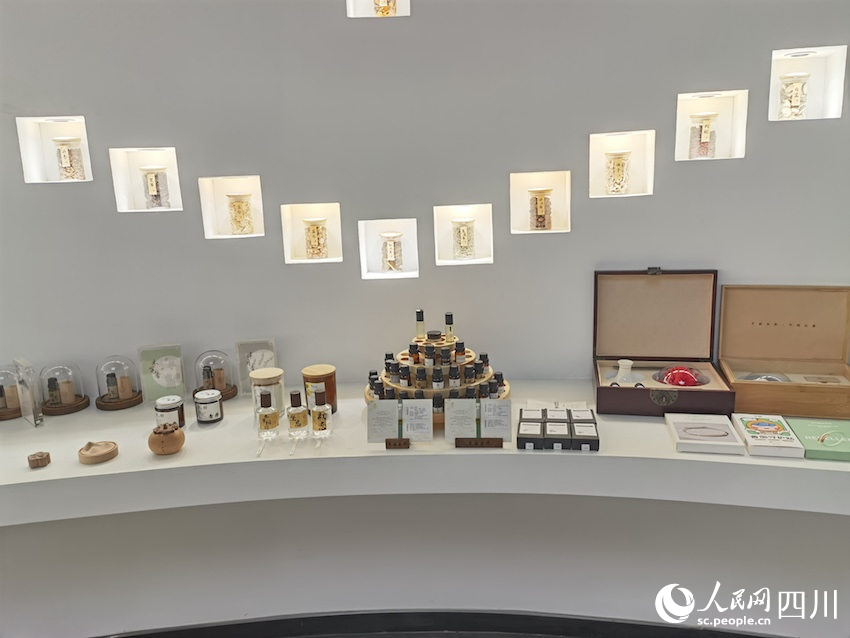 中草藥精油產品。人民網 郭瑩攝