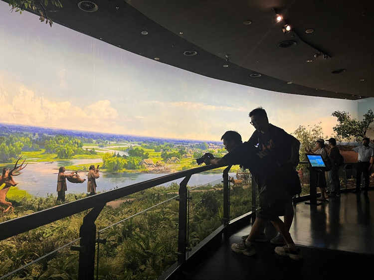 在金沙遺址博物館開展采風活動。