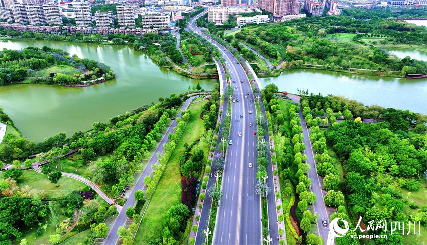 龍橋飛架凌波路，行車越水變通途。潘建勇攝