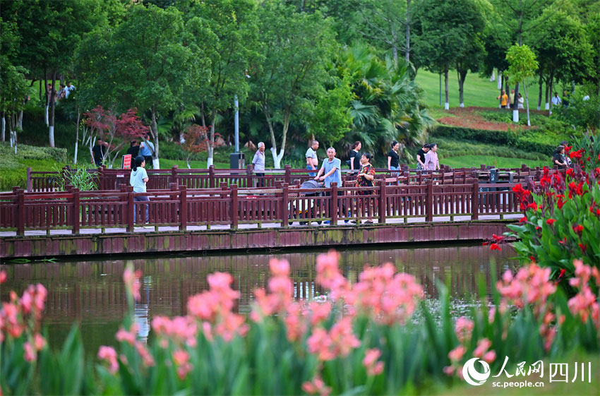 隔岸觀花花不語，憑欄臨風風自拂。人民網記者 劉海天攝