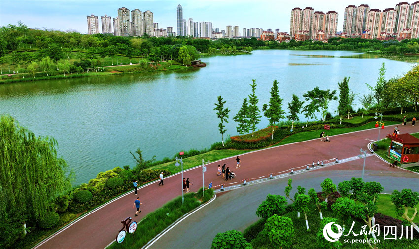 長虹臥波心可渡，短衣漫步慮能無。潘建勇攝