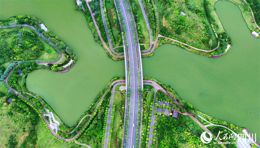 青山綠水真景色，詩情畫意好去處。潘建勇攝