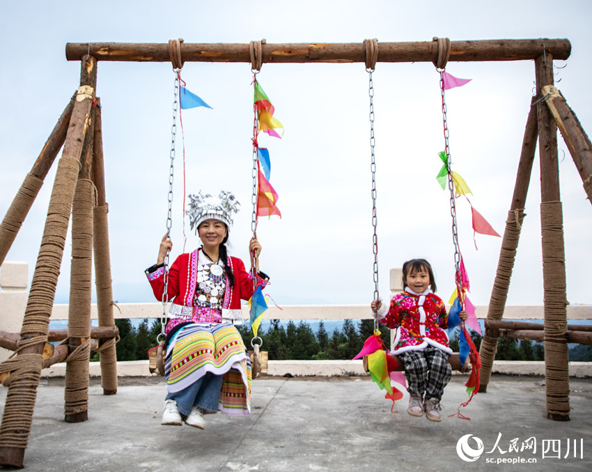 穿戴苗族服飾的游客。人民網 彭茜攝