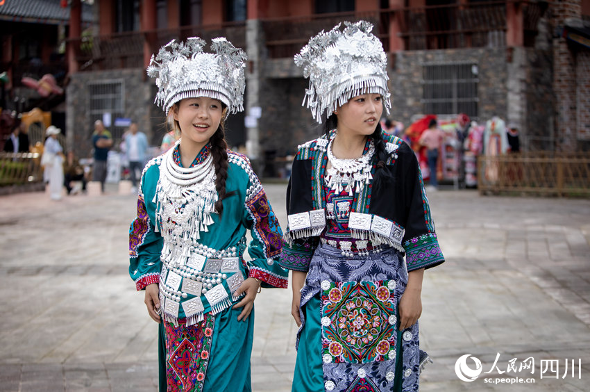 穿戴苗族服飾的游客。人民網 彭茜攝