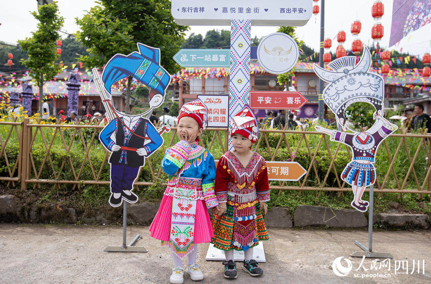 打卡拍照。人民網 彭茜攝