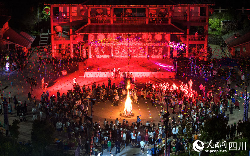 篝火晚會。何為攝