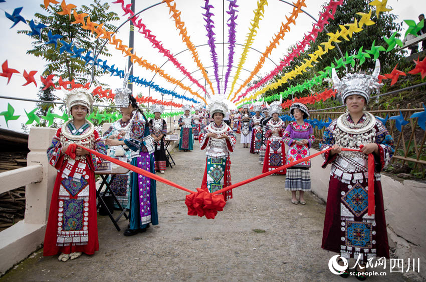 苗族群眾在歡迎客人。人民網 彭茜攝