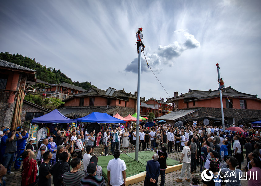 特色爬桿比賽。何為攝