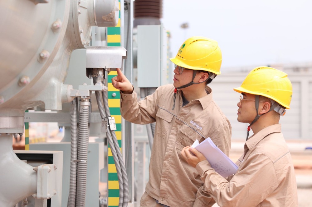 國網德陽供電公司生產籌備組人員在德陽南500千伏變電站開展設備驗收工作。楊劉欣供圖