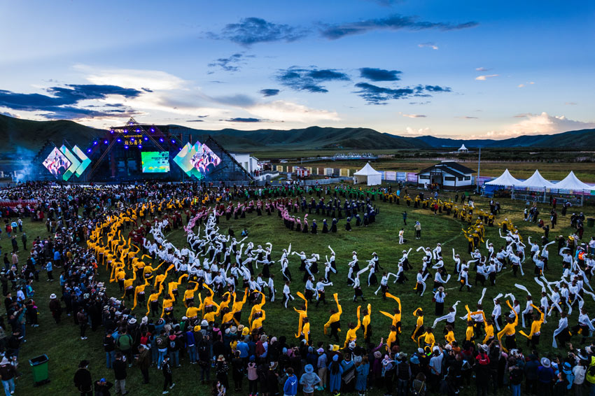 千人郭莊，祝愿安康。阿壩州委宣傳部供圖