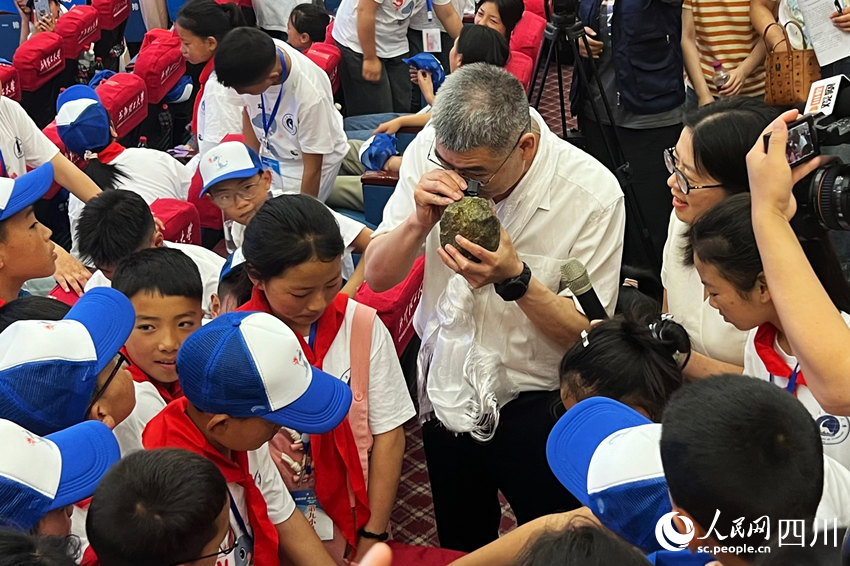 唐菊興院士與學生們互動交流。人民網 趙祖樂攝