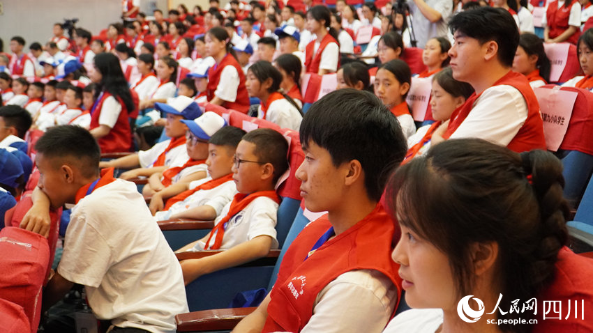 科普講座現場，學生們專心聽講。人民網 趙祖樂攝