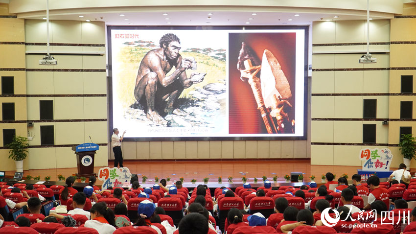 唐菊興院士為學生帶來一場別開生面的科普講座。人民網 趙祖樂攝